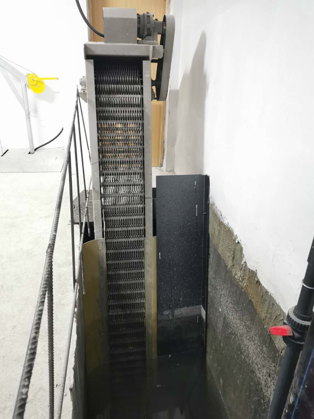 儿童医院粉碎格栅.jpg 儿童医院粉碎格栅.jpg