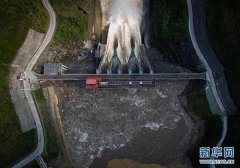 广东水利枢纽遭20万平方米巨型垃圾带“包围”